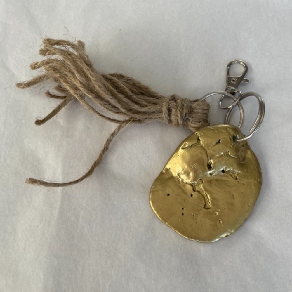 Handmade Oyster Shell Keychain - Picture 4 of 4